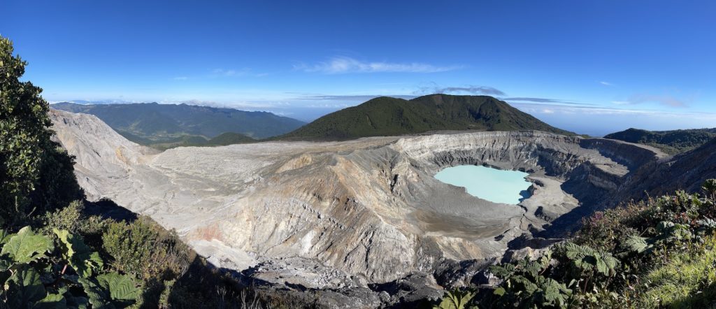 Vue panoramique du cratère du volcan Poas au Costa Rica
