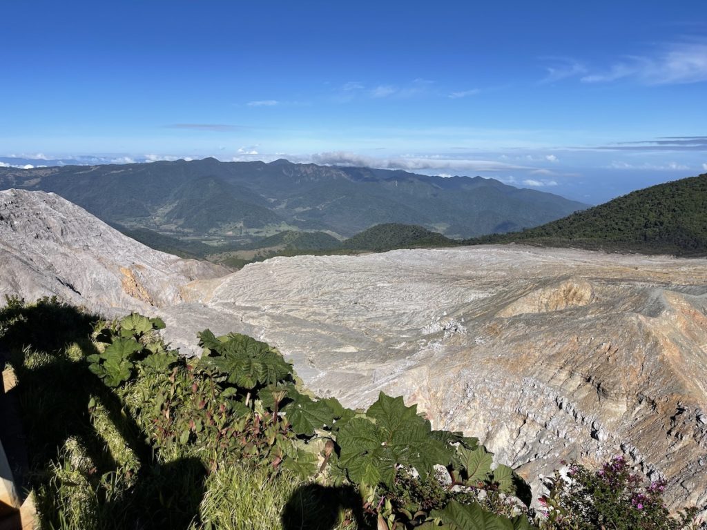 Vue depuis le haut du volcan Poas au Costa Rica